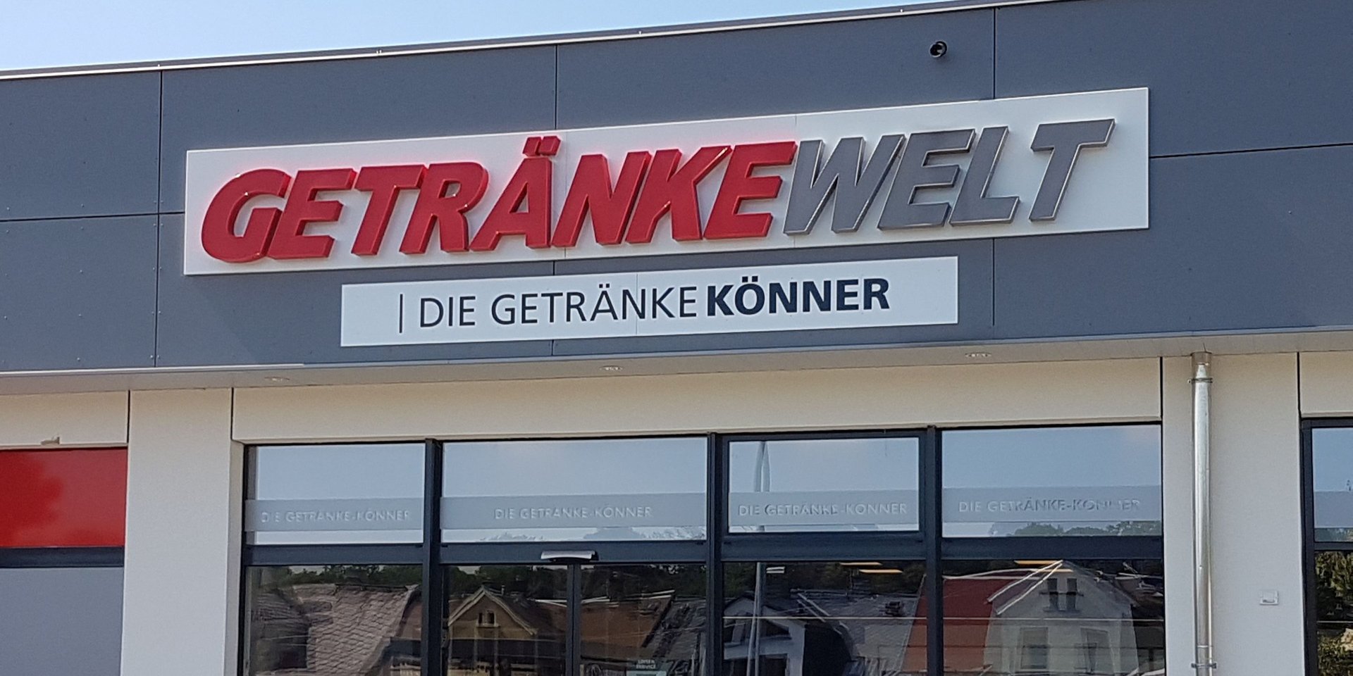 individuelle Werbeanlage an Getränkemarkt